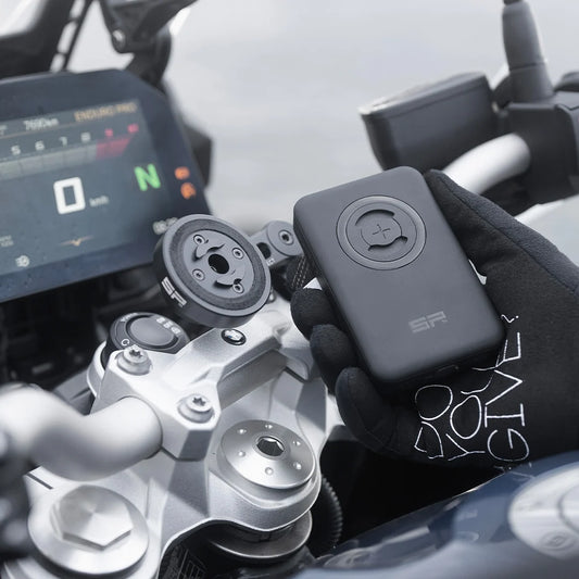 SP Connect Wireless Powerbank in gebruik op motor