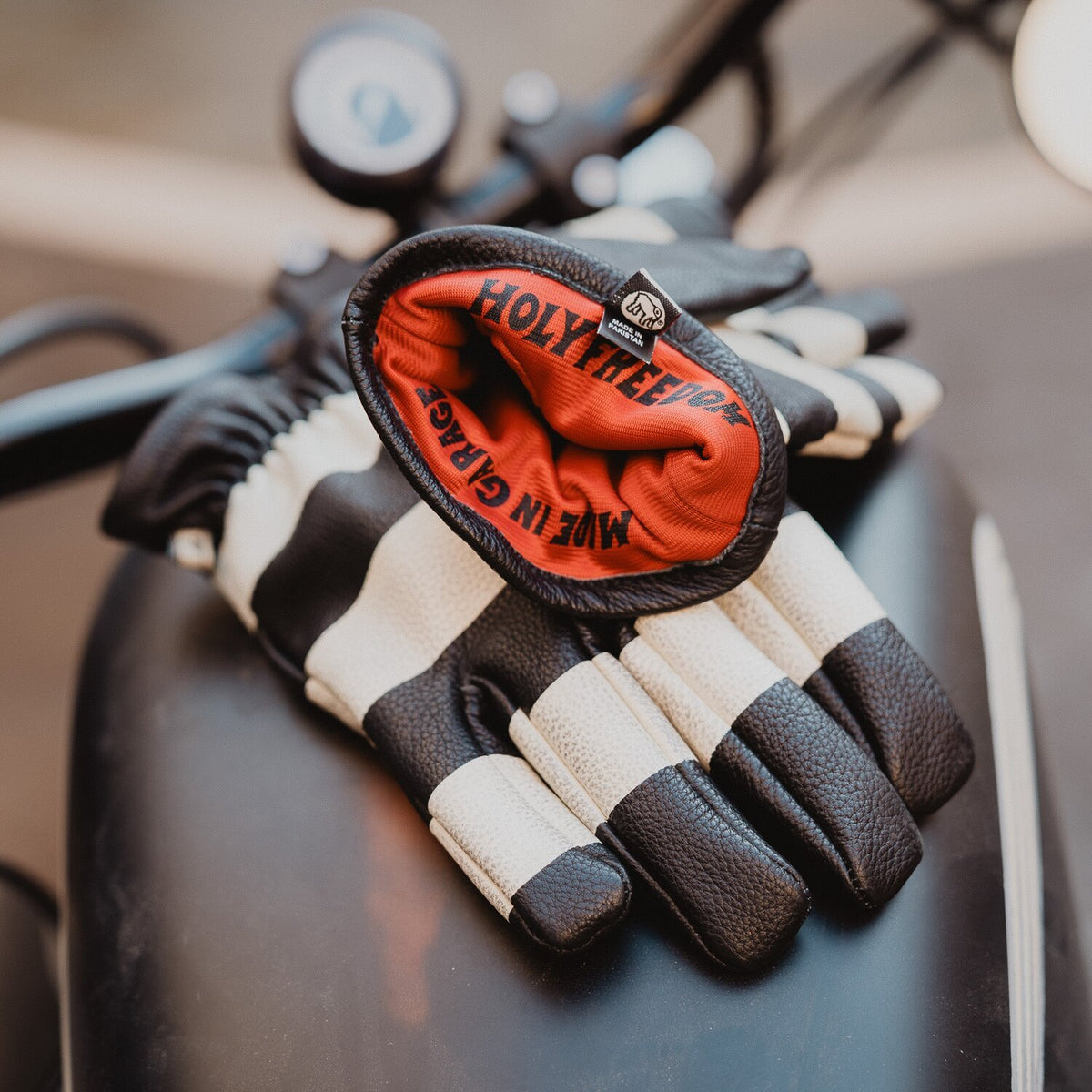 Holy Freedom Pitt Gloves Zwart/Wit sfeer