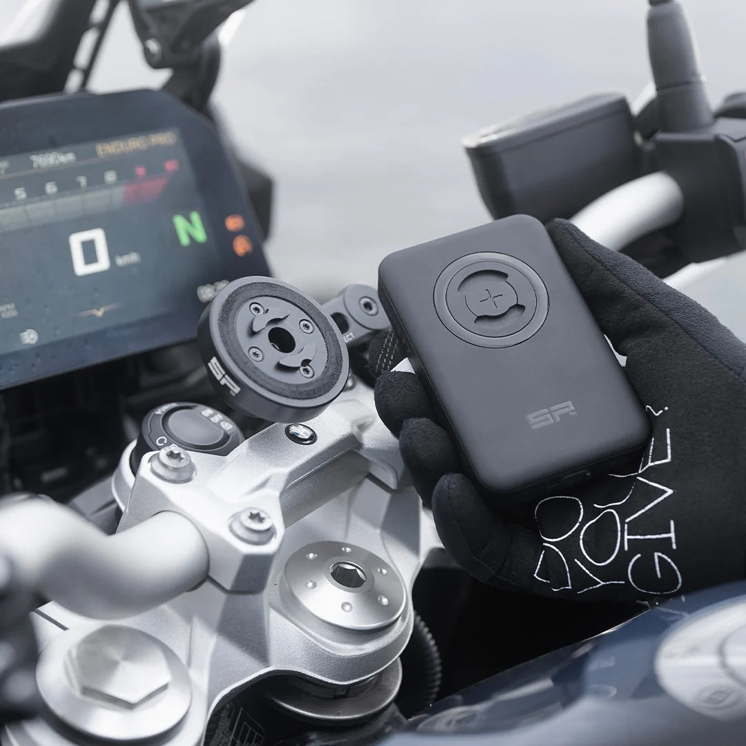 SP Connect Wireless Powerbank in gebruik op motor
