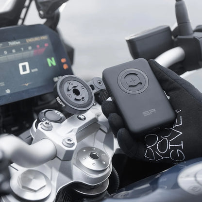 SP Connect Wireless Powerbank in gebruik op motor