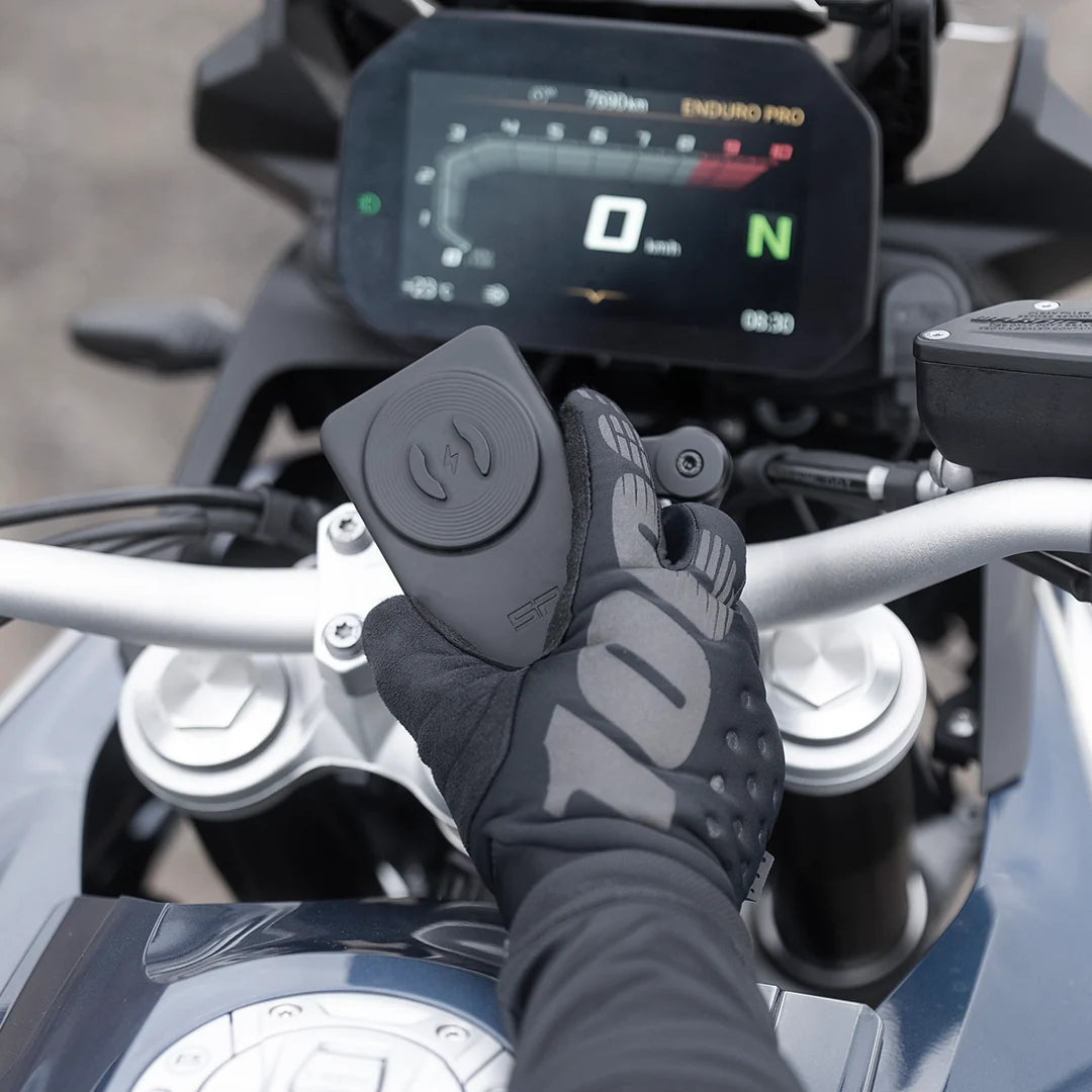 SP Connect Wireless Powerbank — aankoppelen op motor