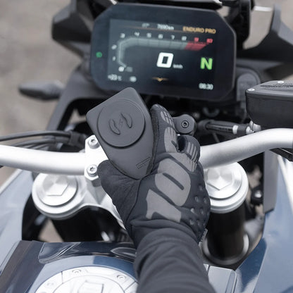 SP Connect Wireless Powerbank — aankoppelen op motor