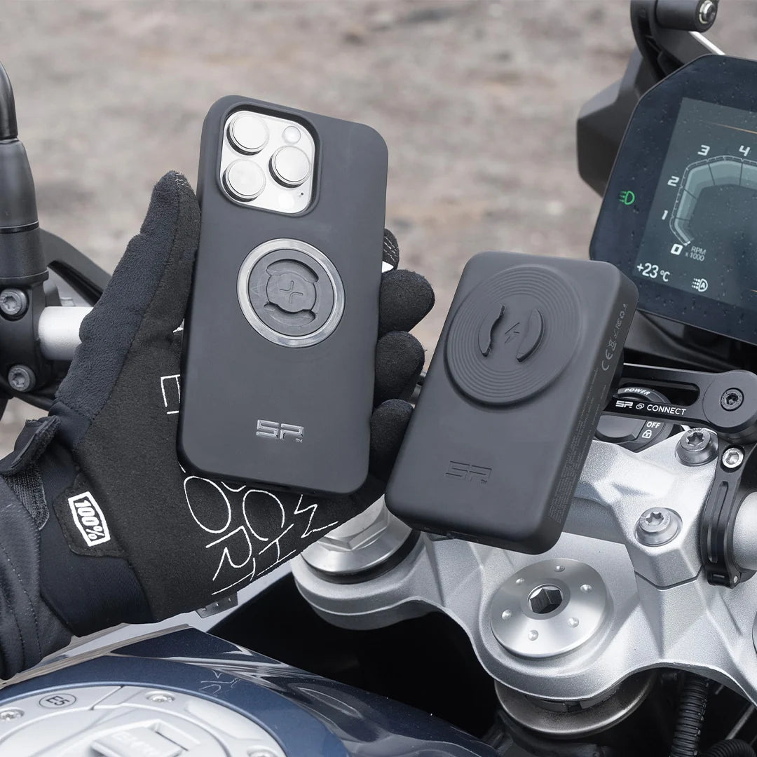 SP Connect Wireless Powerbank met telefooncase op motor