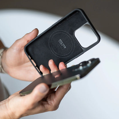SP Connect Phone Case op de motor — lifestyle